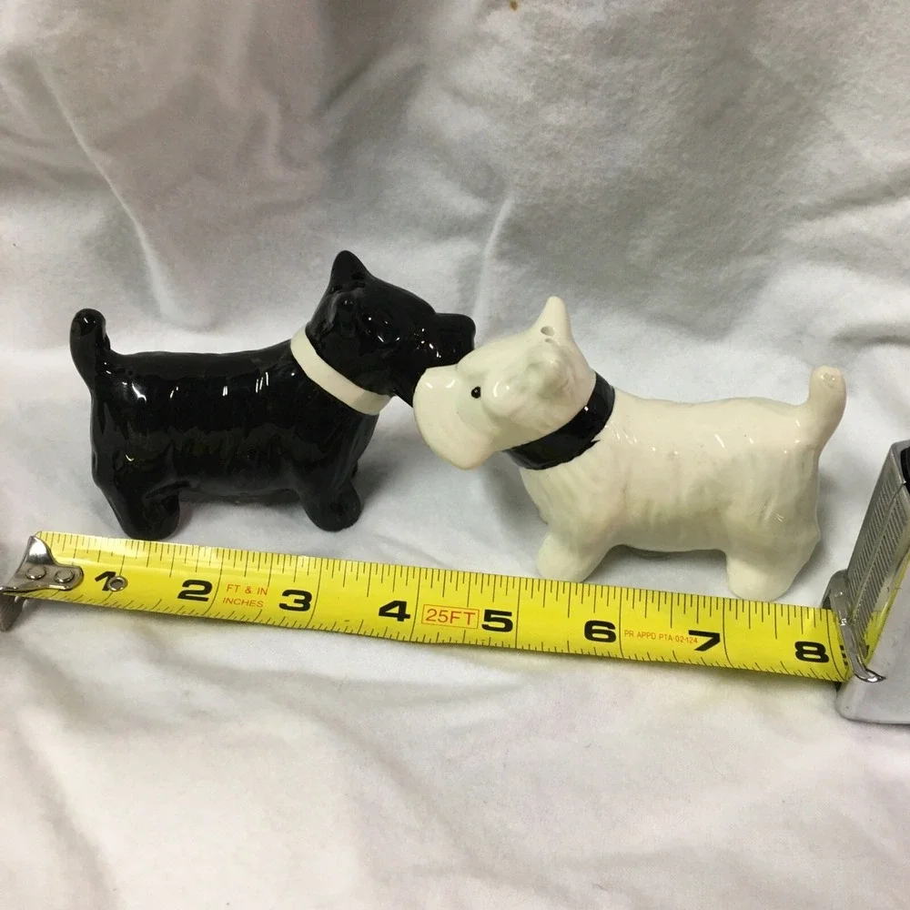 Kissing Westland Scottish Terrier Dog Magnetic Salt &‎ Pepper Shakers Read